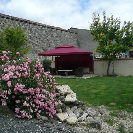 Maison Blanc Bed & Breakfast Gibourne Bagian luar foto